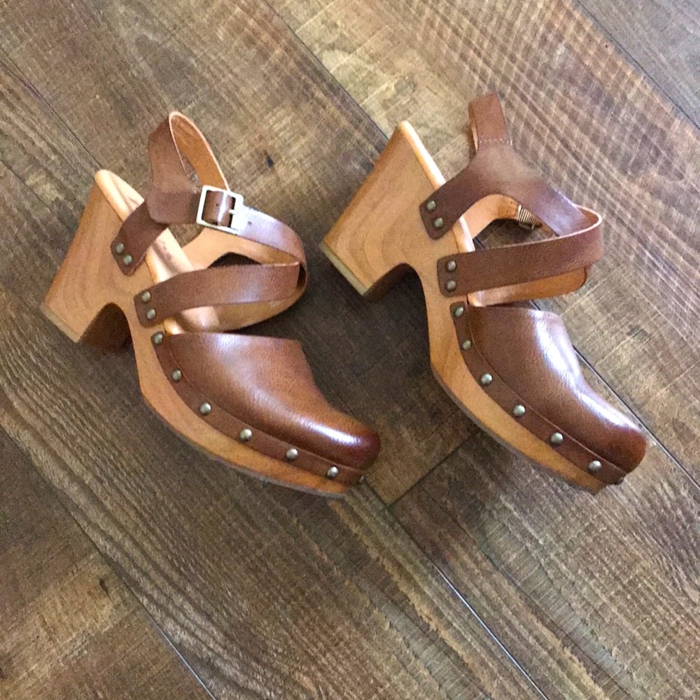 Korks brand.  Clog/sandal. Lightly worn. Wood heel.  Leather upper.  Size 7M